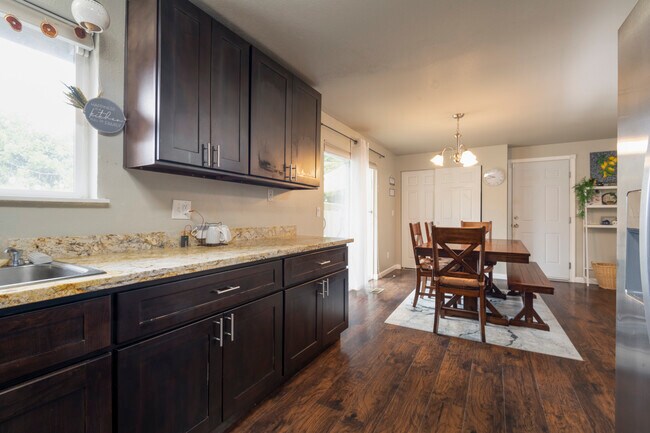 Foto del edificio - 9823 Winona St SW