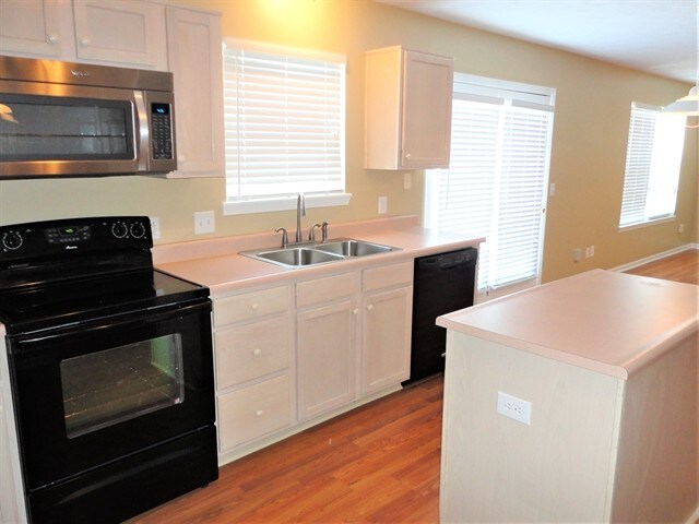 Foto del edificio - 483 Basswood Drive