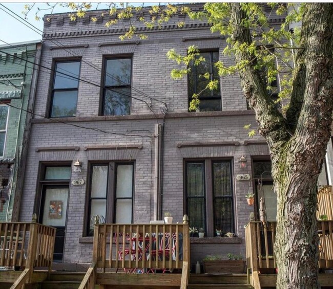 Building Photo - 965 Parkside Plz