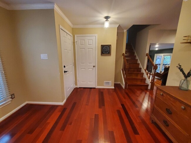 Foto del edificio - Comfort, Space, and Location: 4BR Alexandria Home Near Huntington Metro