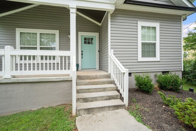 Building Photo - Lovely 3 BR, 2 BA Home Convenient to Downt...