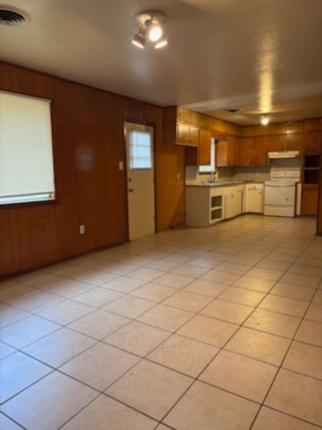 Building Photo - 1134 Autumn St