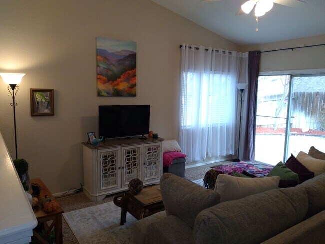 Foto del edificio - Beautiful 3bd/2bth -3 car garage off of Lo...
