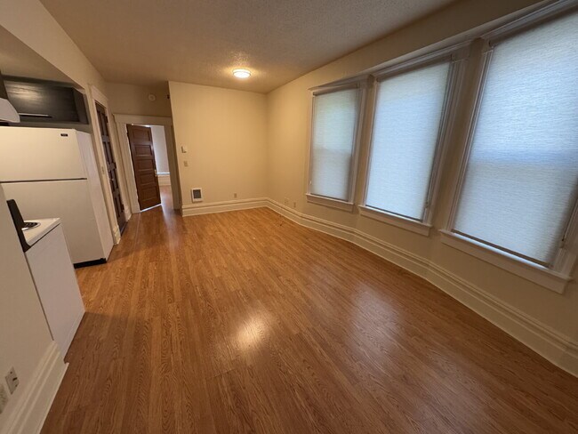 Foto del edificio - Downstairs 2 Bedroom Quadplex