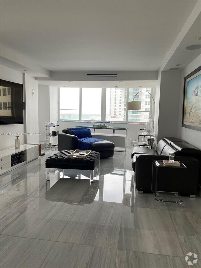 Building Photo - 5005 Collins Ave