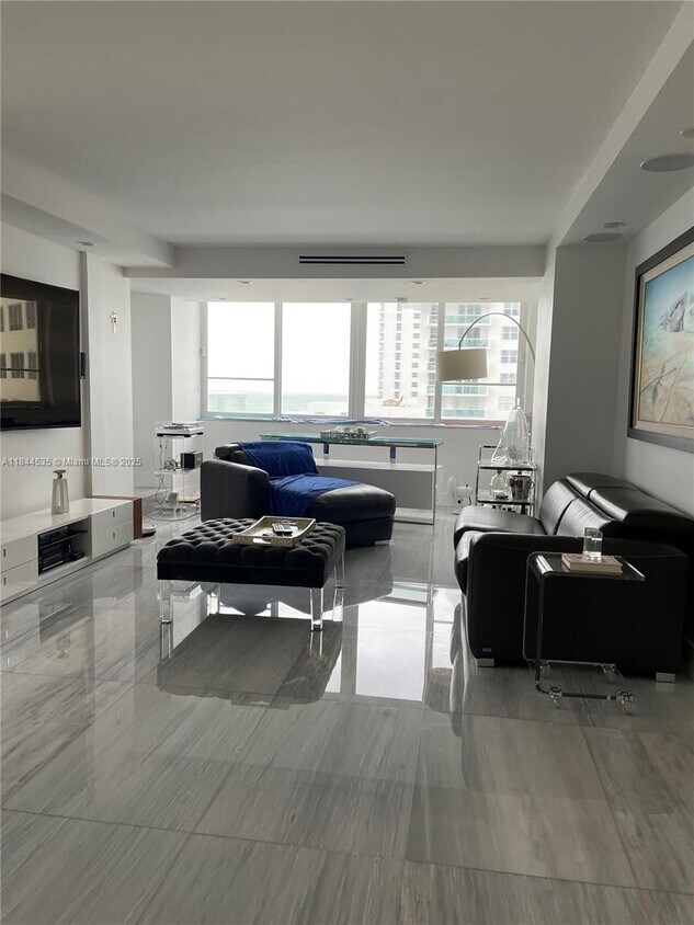 Primary Photo - 5005 Collins Ave