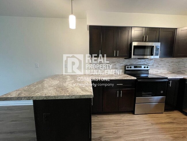 Building Photo - Updated & Inviting 2-Bedroom Townhome in Q...