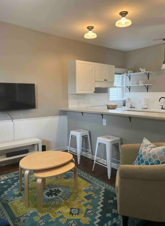 Foto del edificio - Charming 1 Bedroom with Fenced Yard & Parking Near Old Market!