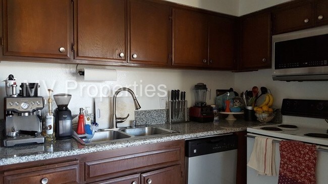 Building Photo - 615 Stratford Ct