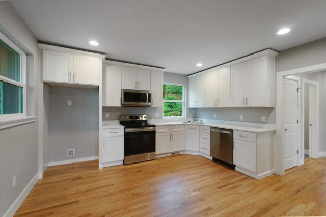 Building Photo - 4 bedroom in Seattle WA 98118