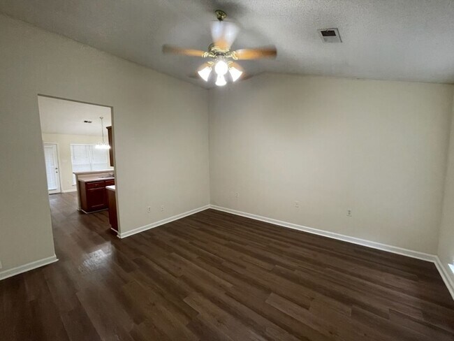 Building Photo - Close to Northwest, community college!!