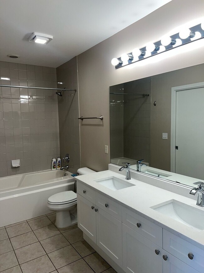 Foto del edificio - 1155 W Madison St