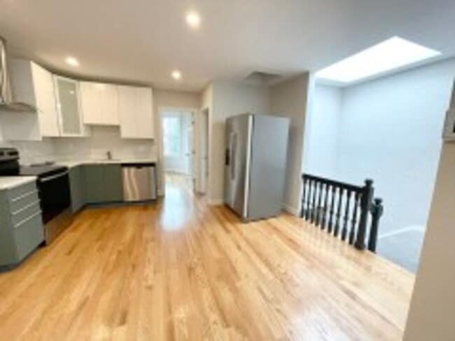 Building Photo - Beautiful, Renovated South End / Northeastern 4 Bed on Warwick St for 9/1/2026.  STUDENTS WELCOME!!!
