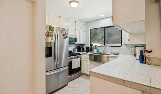 Foto del edificio - 2 bedroom condo with garage