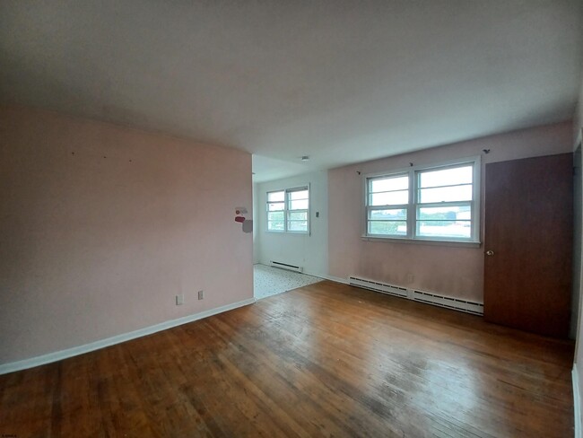 Building Photo - 1653 Beach Ave