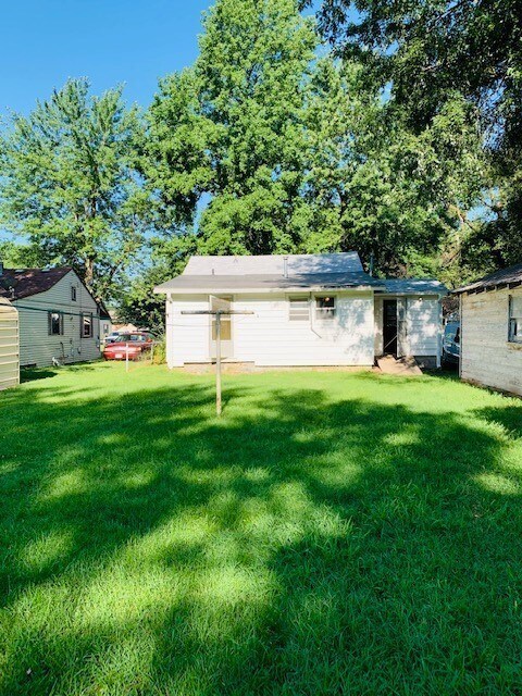 Foto del edificio - 2 BEDROOM 1 BATH HOUSE LARGE YARD AND GARAGE