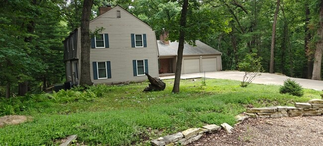 Building Photo - 13 The Woods NE