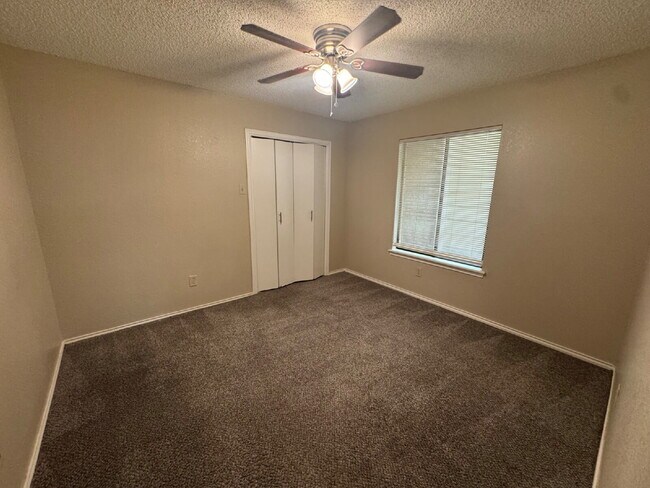 Foto del edificio - Best location in Lubbock 2/2/2 master is upstairs.