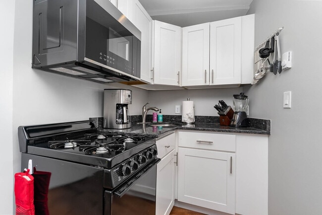 Building Photo - 25 Clark St