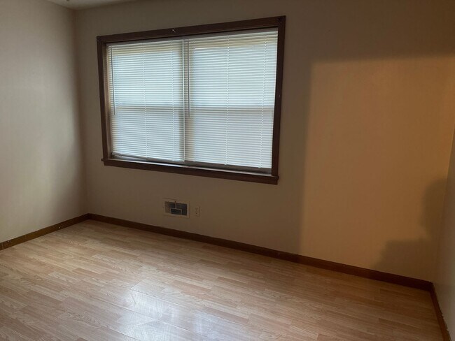 Building Photo - Lawrence street apartments 2