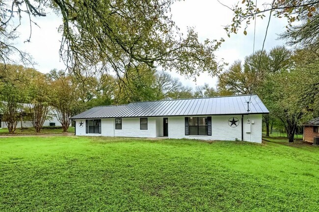 Building Photo - 198 Piney Ridge Dr