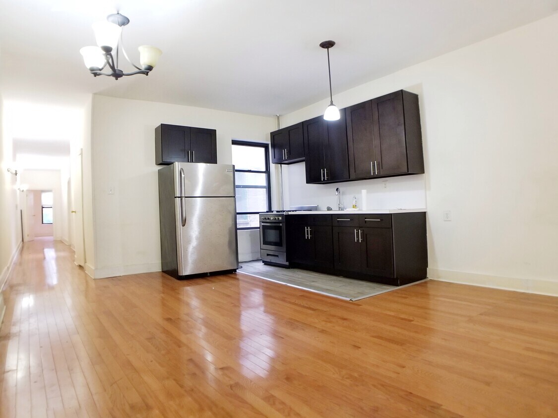 Primary Photo - 1316 Halsey St
