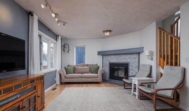 Building Photo - Cozy 3 Bedroom, 2.5 Bath Home in Eagle River