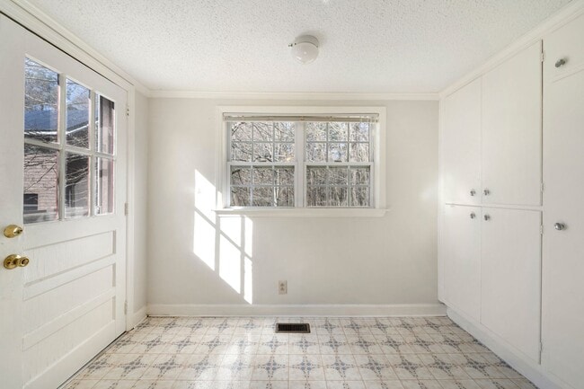 Building Photo - Available Soon! Adorable 2 bedroom home in...