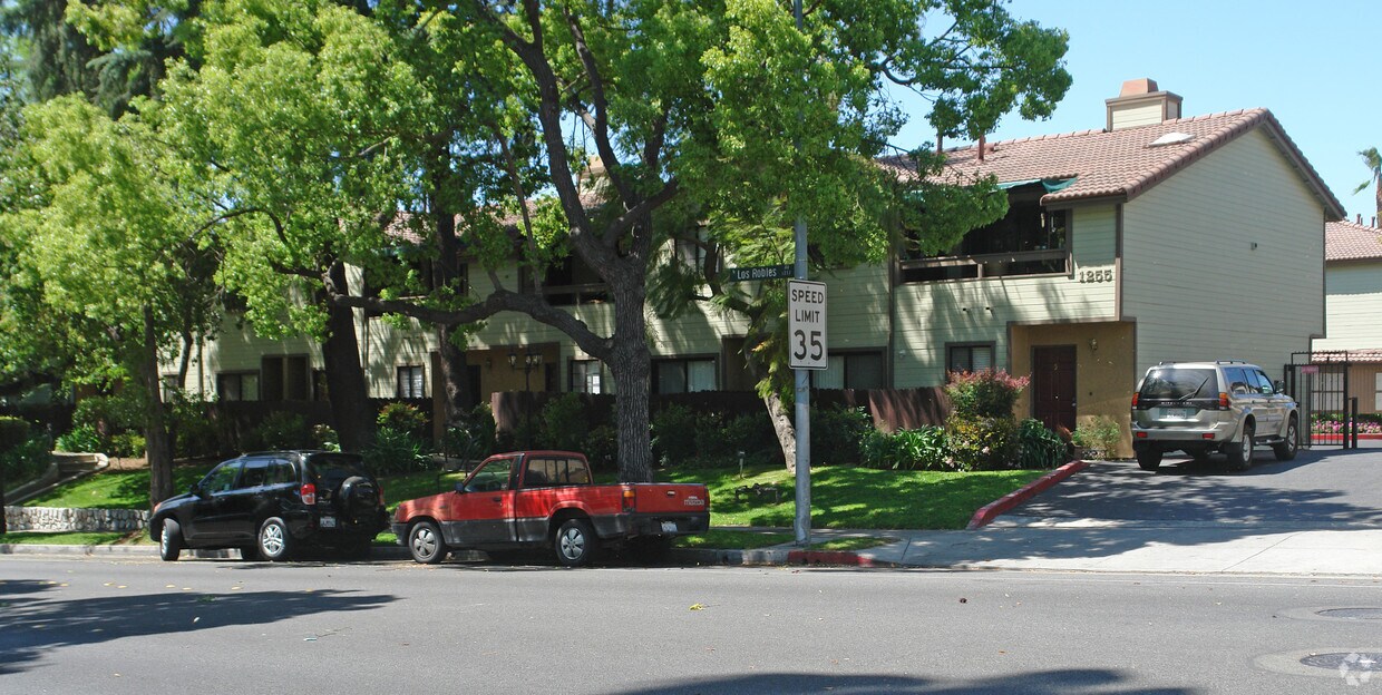 Foto del edificio - 1241-1255 N Los Robles Ave
