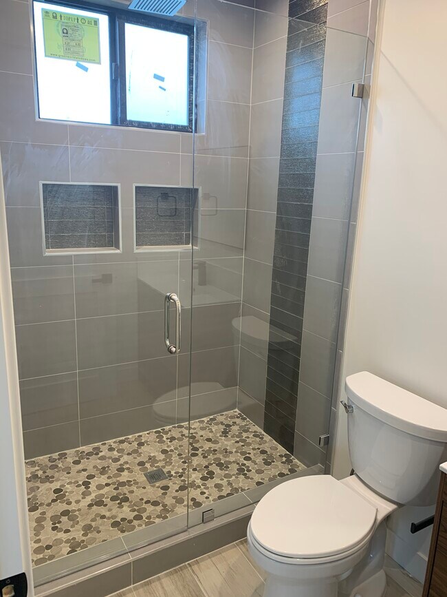 Ducha en el dormitorio principal - 20344 Lorne St
