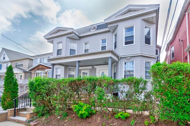 Building Photo - 98 Trask Ave