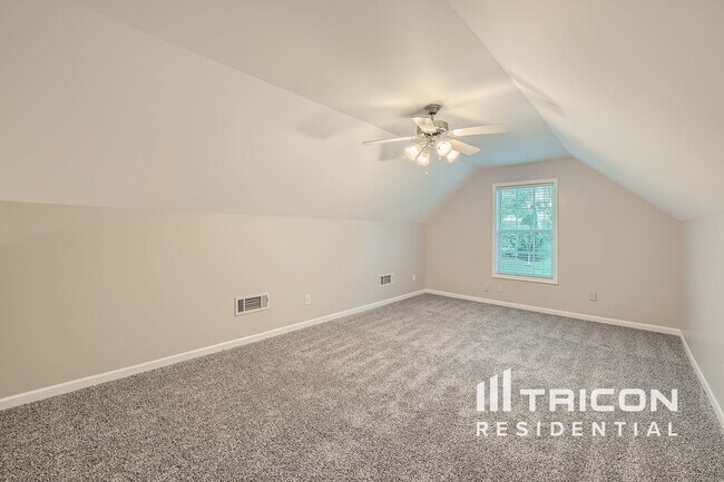 Building Photo - 641 Rock Elm Dr