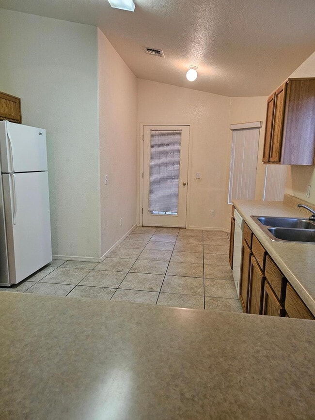 Building Photo - 5330 Sonora St