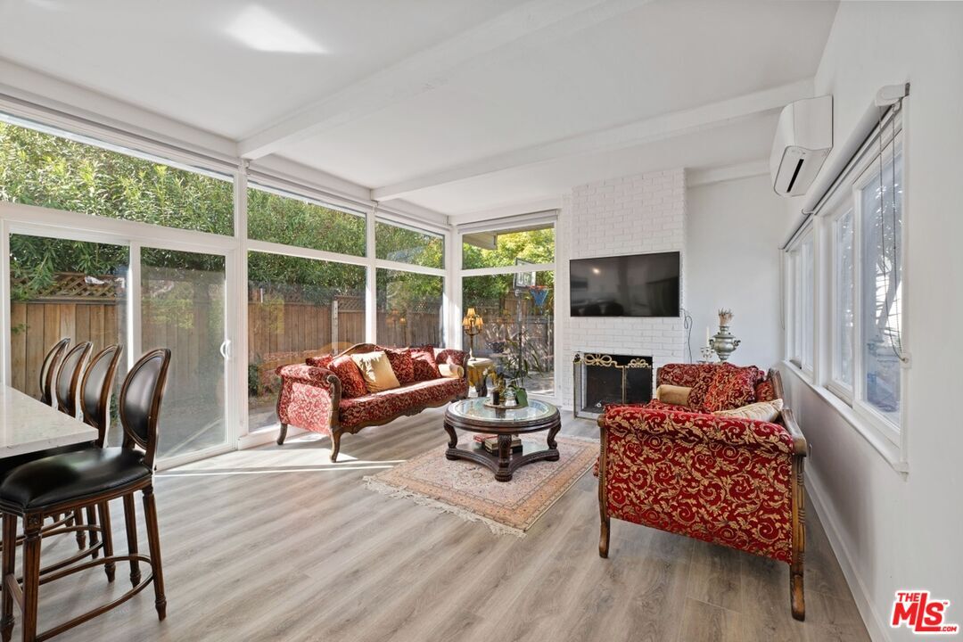 Primary Photo - 679 Las Lomas Ave