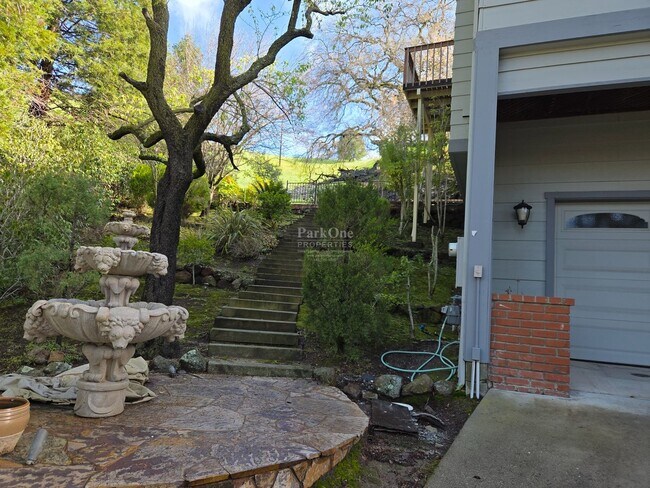 Foto del edificio - Spacious Walnut Creek Home