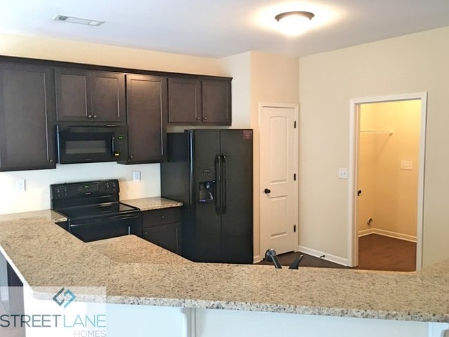 Building Photo - 303 Clover Brook Dr