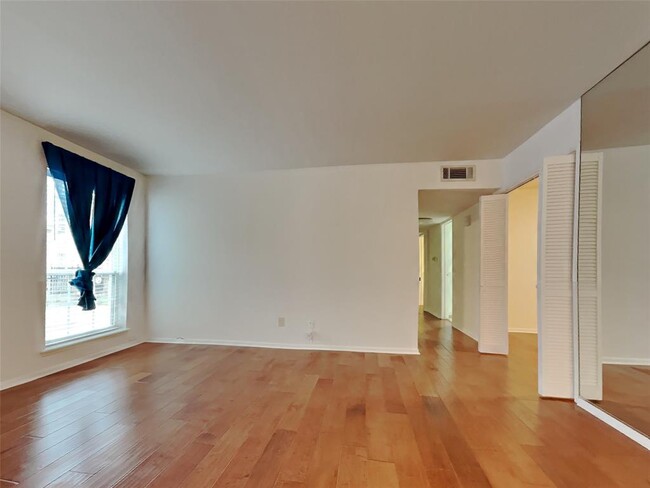 Building Photo - 355 N Post Oak Ln