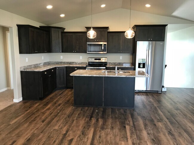 Foto del edificio - 4 Bed 3 Bath Single Family Home
