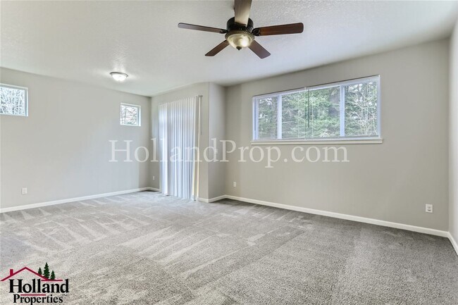 Foto del edificio - Spacious 4-Bedroom Home with Modern Comforts