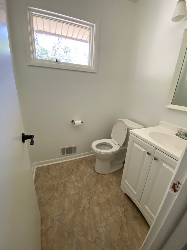 1/2 Bath - 1018 N Kevin Rd