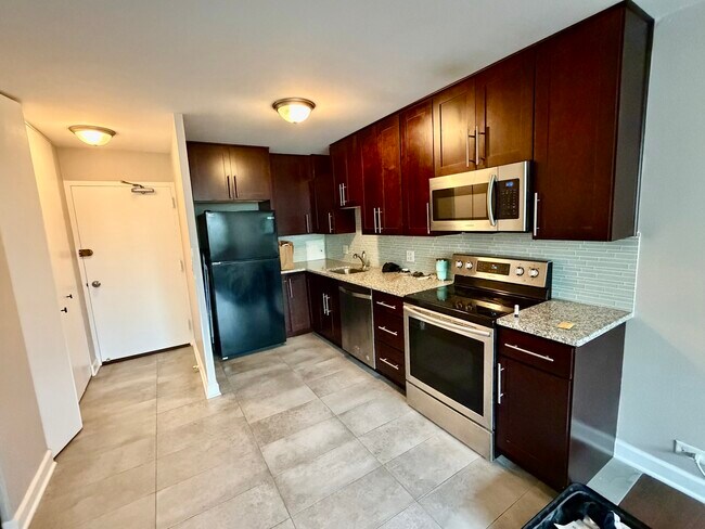 Building Photo - 555 W Cornelia Ave