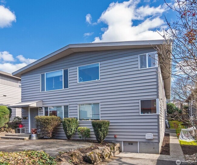 Building Photo - 3633 Triplex