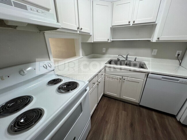 Building Photo - Lovely 2 Bedroom 1.5 Apartment