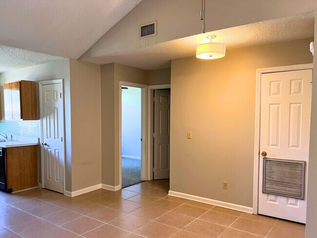 Building Photo - 2/2 with small yard!