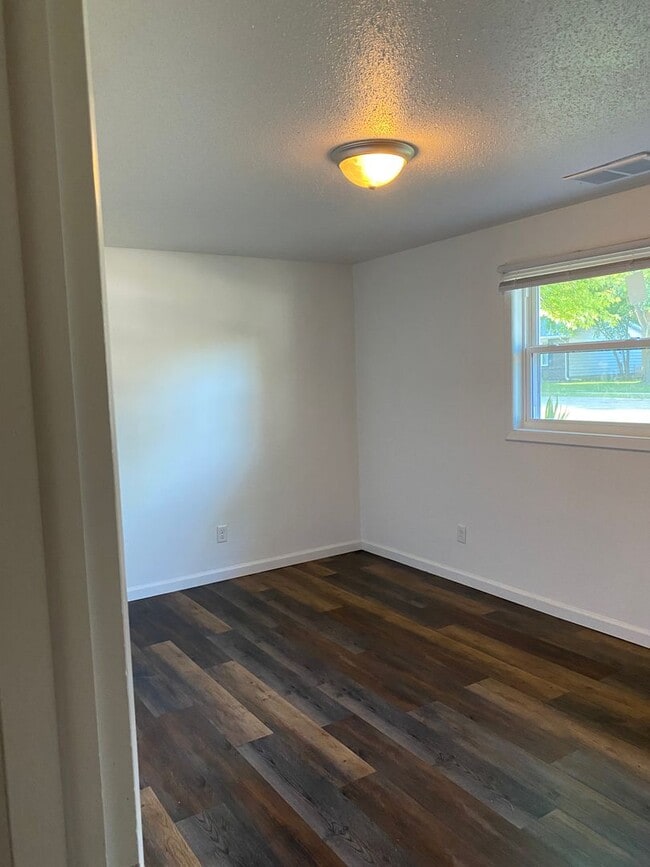 Building Photo - West side location 4br 2.5bth Finished Basement 2crg