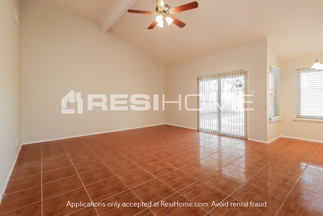 Foto del edificio - HOME FOR RENT!
