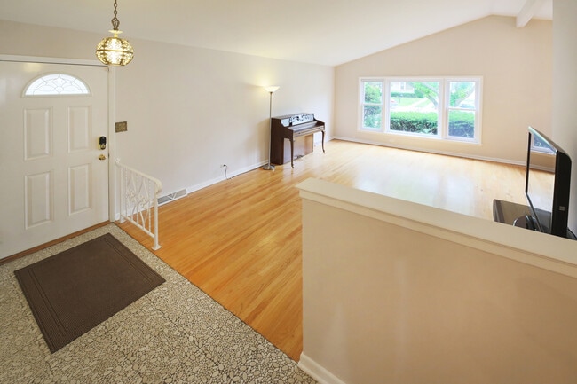 Building Photo - 711 Leamington Ave