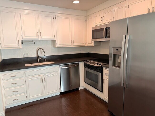 Foto del edificio - "Discover Coastal Living: Spacious 2-Bed, 2-Bath Retreat in Newport Beach!"