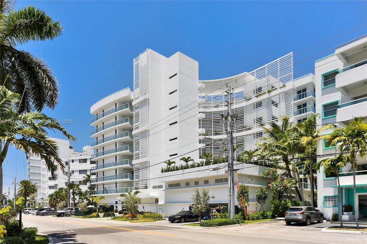 Primary Photo - 9821 E Bay Harbor Dr