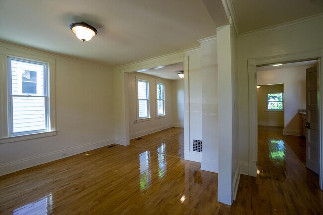Foto del edificio - 340 Roosevelt Ave